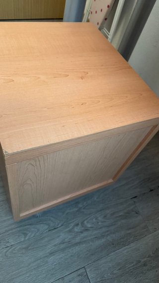 Scrivania in legno e metallo con cassettiera