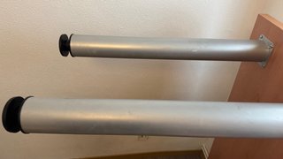 Scrivania in legno e metallo con cassettiera