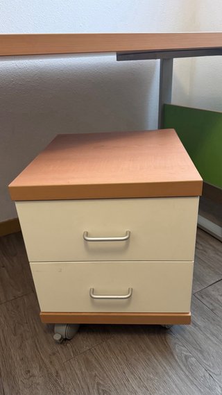 Scrivania in legno e metallo con cassettiera