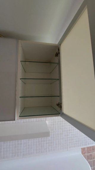 Muebles de cocina blancos, con puertas de cristal.