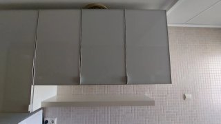 Muebles de cocina blancos, con puertas de cristal.