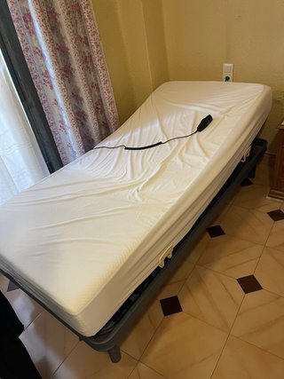 Due letti articolati elettrici Uno con ringhiera
