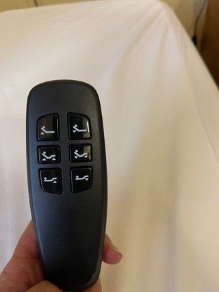 Due letti articolati elettrici Uno con ringhiera