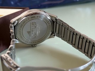 Reloj Lotus Negro y Plateado