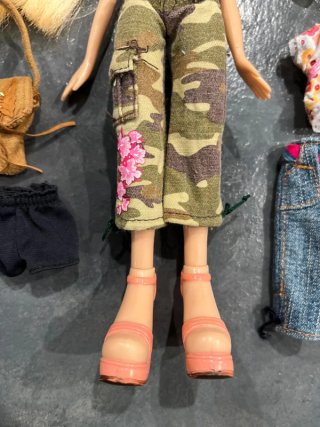 Lote Bratz Cloe Ropa y Zapatos