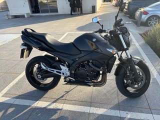 Suzuki GSR600 Negra