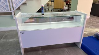 Mostrador blanco y malva con cristal 693802445