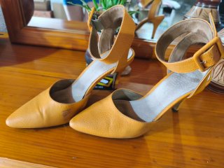 Salones tacón amarillo