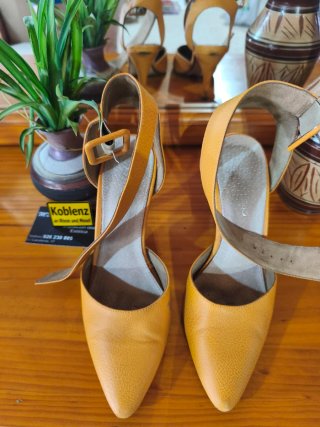 Salones tacón amarillo