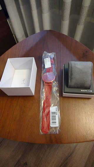 Reloj Bering True Aurora rojo, nuevo a estrenar