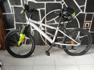 Bicicleta B-Twin Blanca y Verde para niño