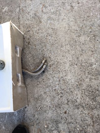 Lavabo de cerámica blanco con grifo