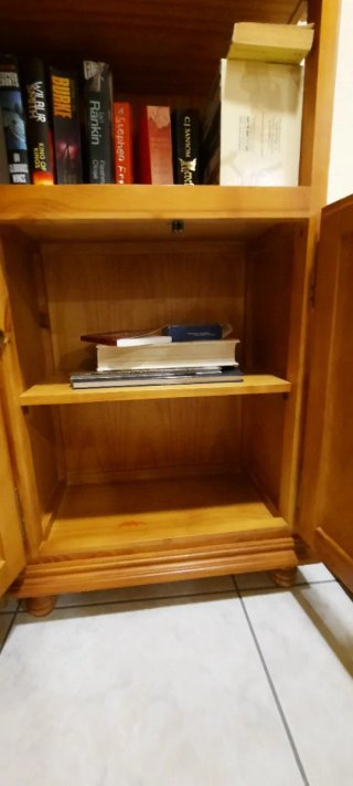 Estantería de madera para libros