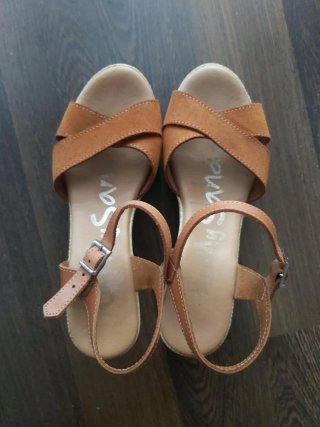 Sandalias de piel marrón