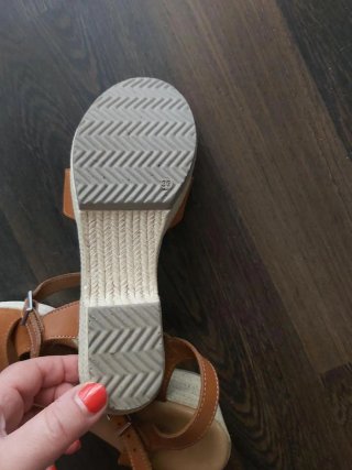 Sandalias de piel marrón