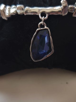 Pulsera artesanal chapado plata. Cristal azul. Nat