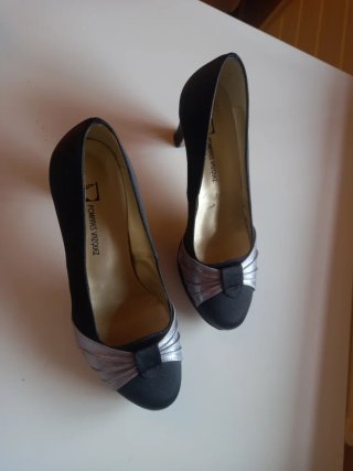 Elegantes zapatos de tacón negros y plateados