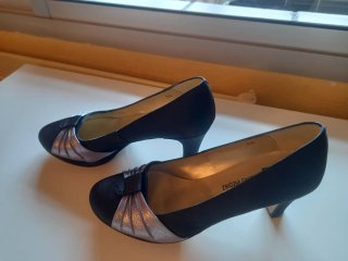 Elegantes zapatos de tacón negros y plateados
