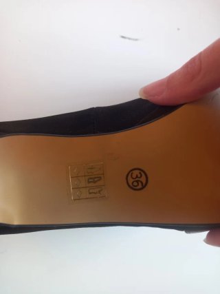 Elegantes zapatos de tacón negros y plateados