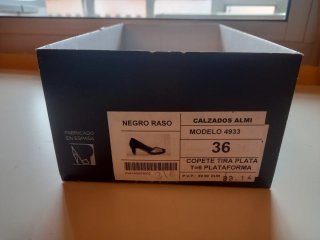Elegantes zapatos de tacón negros y plateados