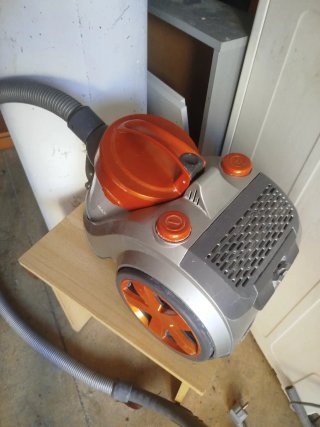 Aspiradora naranja y gris