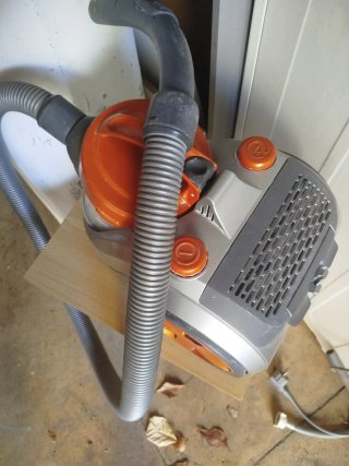Aspiradora naranja y gris