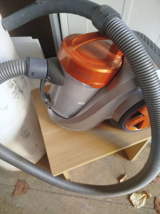 Aspiradora naranja y gris