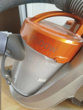 Aspiradora naranja y gris