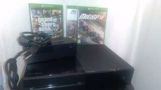 Xbox One con juegos y cables SIN MANDO