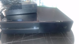 Xbox One con juegos y cables SIN MANDO