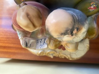 Figura decorativa cerámica ancianos leyendo