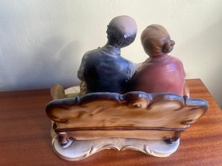 Figura decorativa cerámica ancianos leyendo