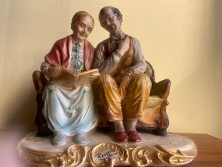 Figura decorativa cerámica ancianos leyendo