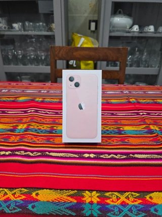 Caja de iPhone 13 Rosa