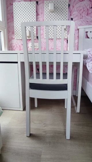Escritorio Ikea Micke y 2 Sillas