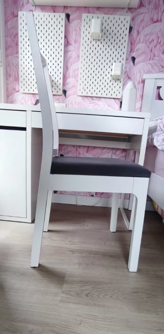 Escritorio Ikea Micke y 2 Sillas