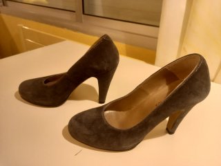 Zapatos de tacón ante gris
