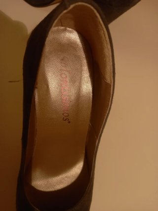 Zapatos de tacón ante gris