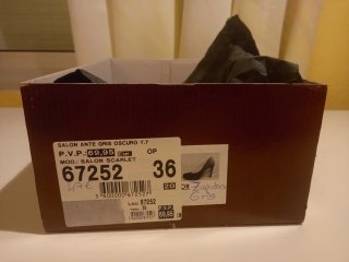 Zapatos de tacón ante gris