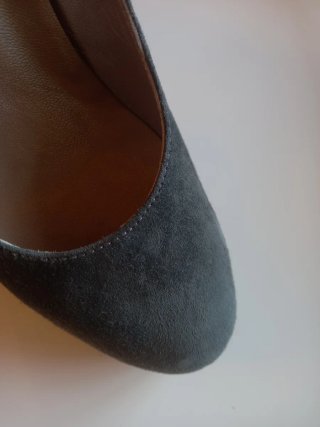 Zapatos de tacón ante gris