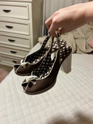 Zapatos de tacón con lunares