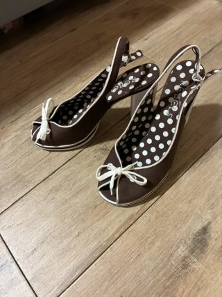 Zapatos de tacón con lunares