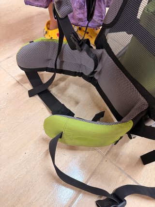 Mochila porta bebés con capota