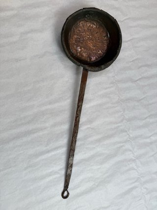 Cazo antiguo de cobre martillado
