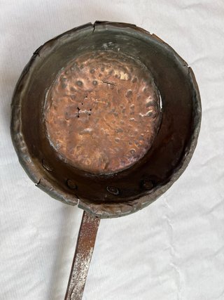 Cazo antiguo de cobre martillado