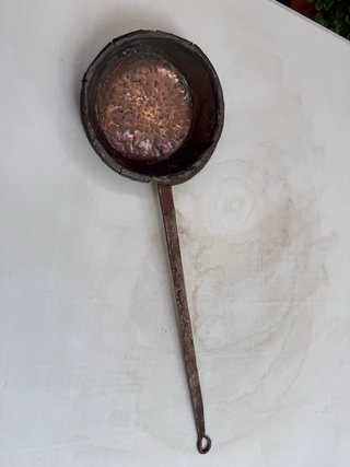 Cazo antiguo de cobre martillado