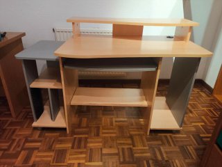 Mesa de ordenador madera beis y gris