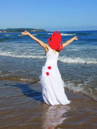 Vestido de Novia Blanco con Flores Rojas