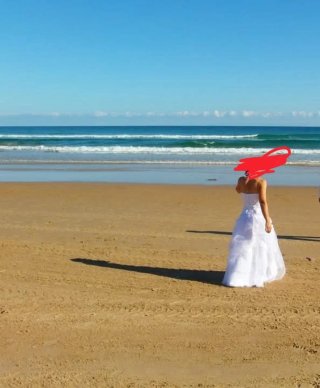 Vestido de Novia Blanco con Flores Rojas