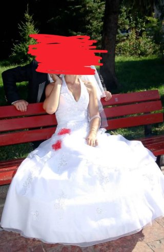 Vestido de Novia Blanco con Flores Rojas